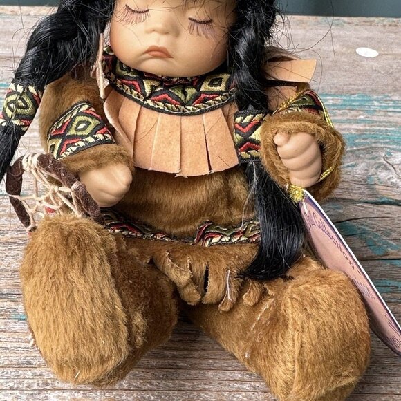 Vintage Emerald Doll Collection 2001 Willie Child Native American Outfit Tags 5" - Picture 8 of 10